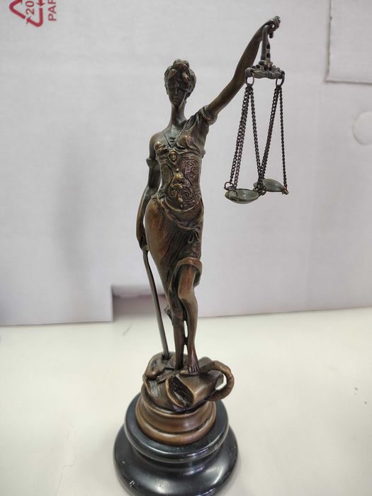 Vând statuie Justiția, din bronz si statuie Lady at the Bar ,din bronz