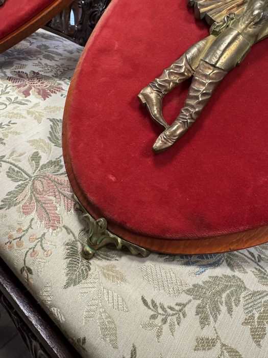 Doua tablouri - bronz in relief pe catifea rosie