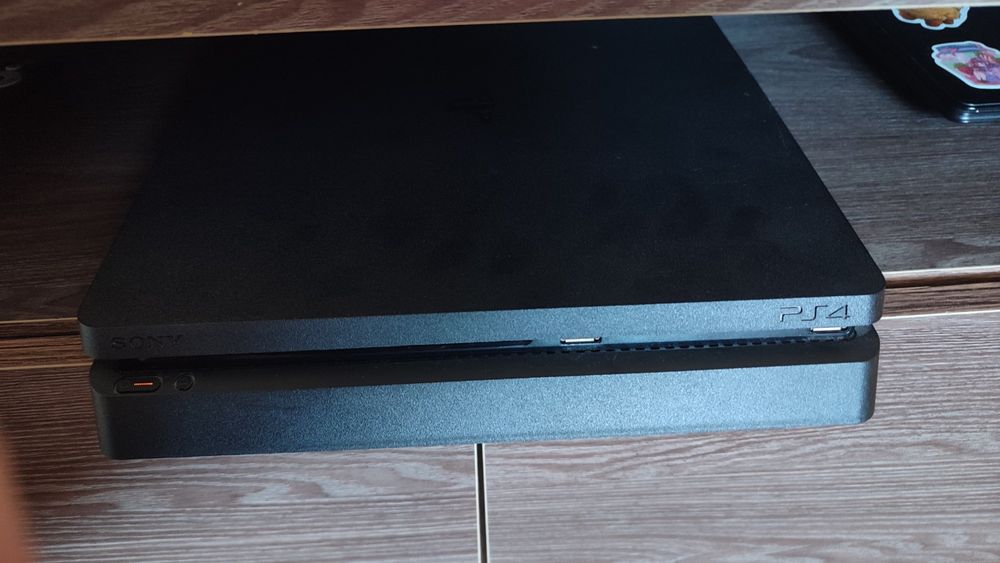 PlayStation 4 Slim CUH-2208 1TB + 2 джойстика