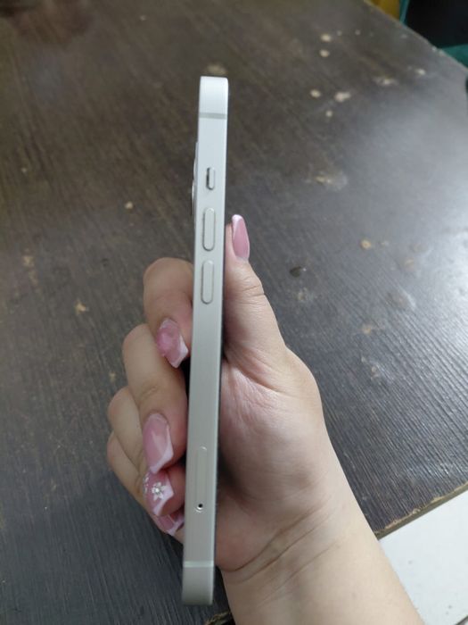 Продам телефон айфон 13 в белом цвете