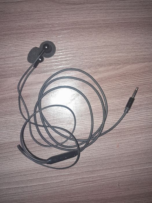 Черные наушники,праводные