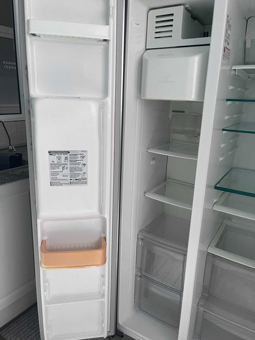 Хладилник двукрилен с диспенсър LG