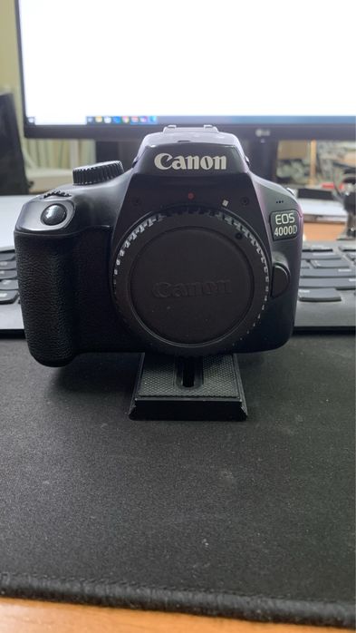 Canon EOS 4000d DSLR +inca un obiectiv