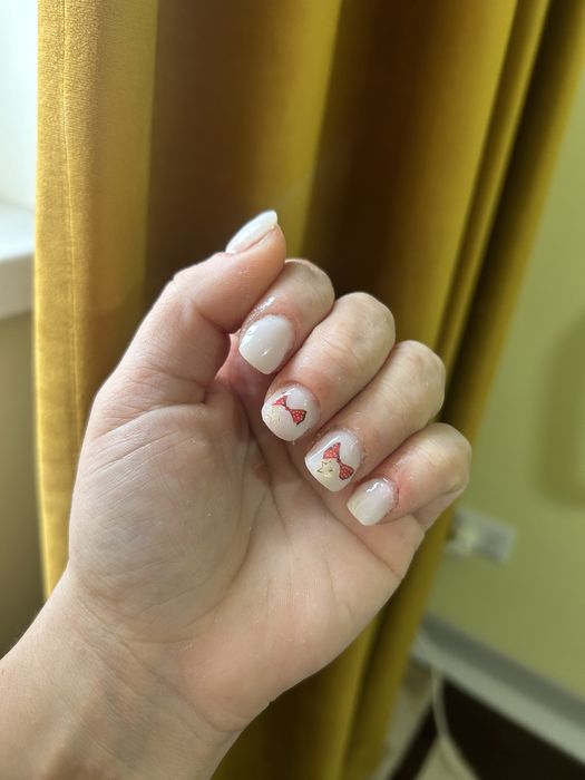 Ofer servicii de manichiura