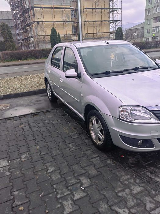 Vând Dacia logan