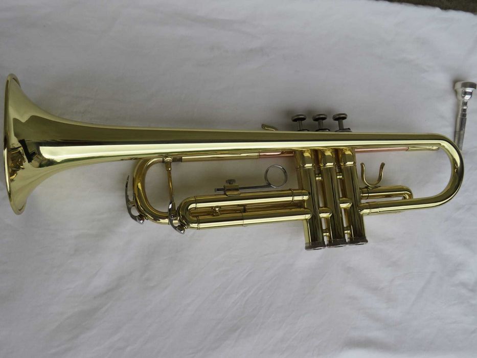 Vând trompetă Parrot 6416L sau schimb cu clarinet
