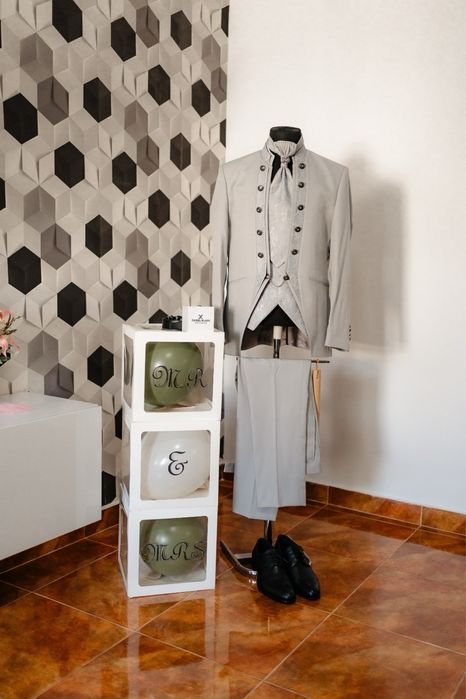 Costum mire elegant gri deschis