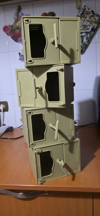 4 cuiburi din plastic pt păsări exotice