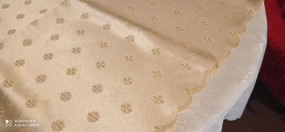 Продавам две луксозни покривки за маса