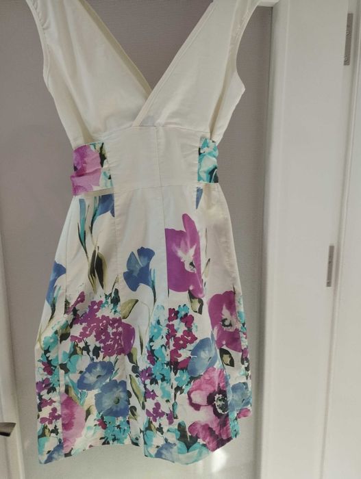 Красива флорална рокля с гол гръб