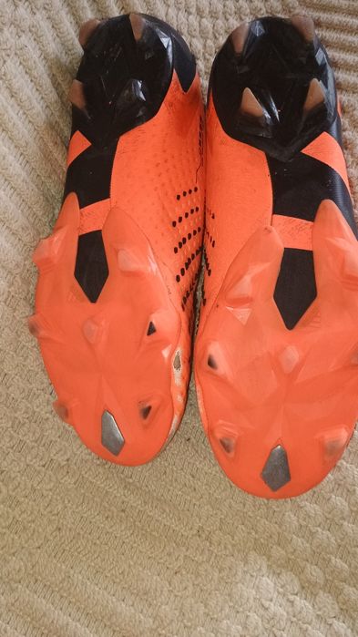 Vând adidas predator