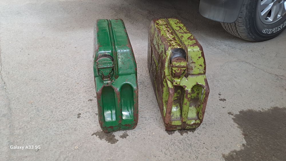 Продаётся две 20 литровые канистры б.у цена 100.000сум за 2 шт.