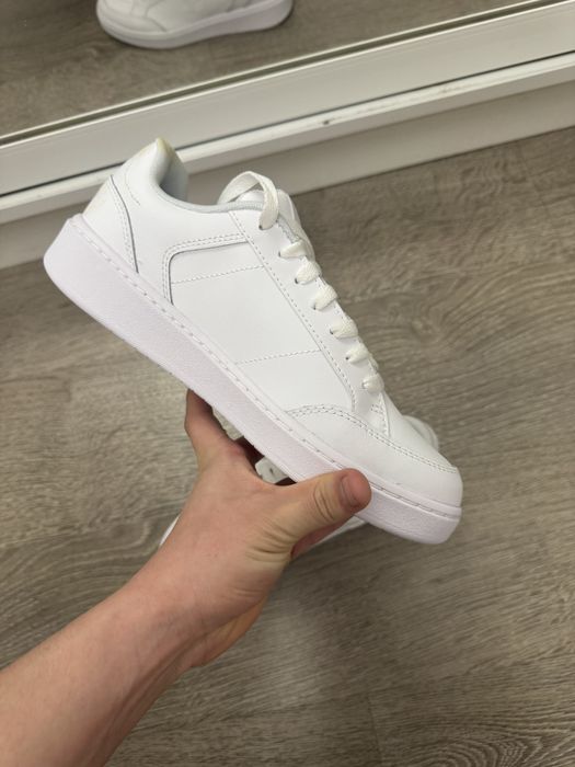 Белые кроссовки under armour