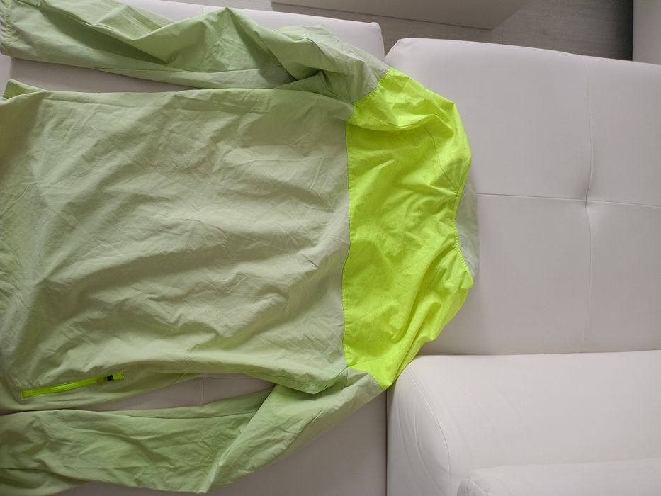 Vând haina sport adidas, produs de calitate superioara mărimea L.