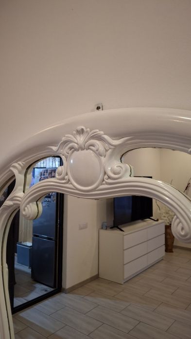 Oglinda alba cu model
