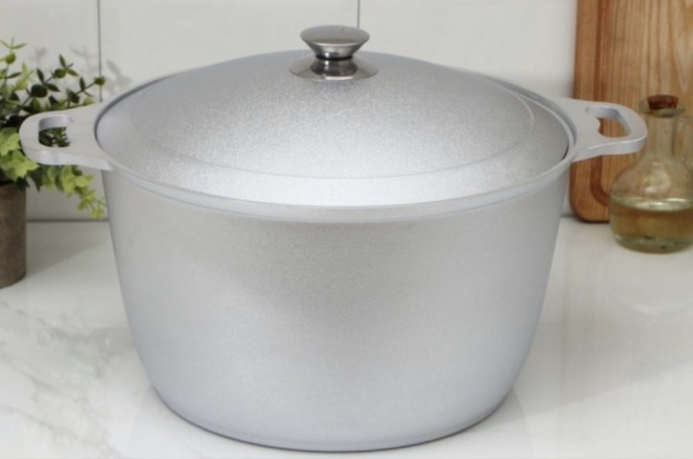 Казан с крышкой срочно продам