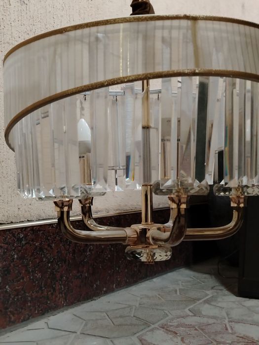 Люстра  в хорошем состаяние