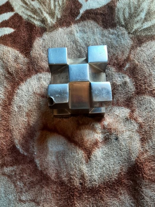 Vand Piesa artizanale din inox cub în stare bună