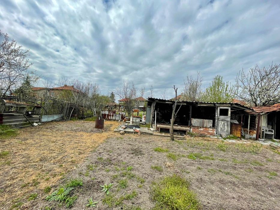 Двуетажна къща с таван и гараж в гр.Меричлери