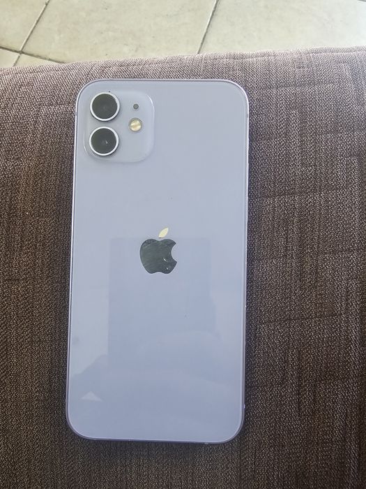 Продавам IPhone 12