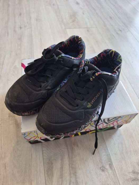 adidași negri pentru copii sunt Skechers Uno Lite - Lovely Luv,
