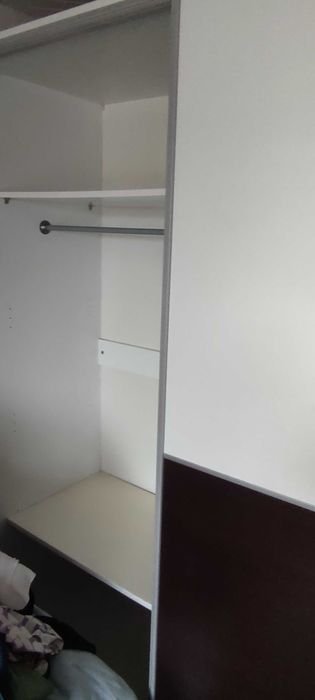 Продавам гардероб -голям -врати на колелца -49.99 евро.