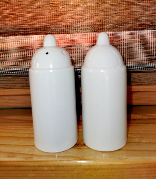 Порцеланов комплект сет сол и пипер солница и пиперик ръчно рисувани.