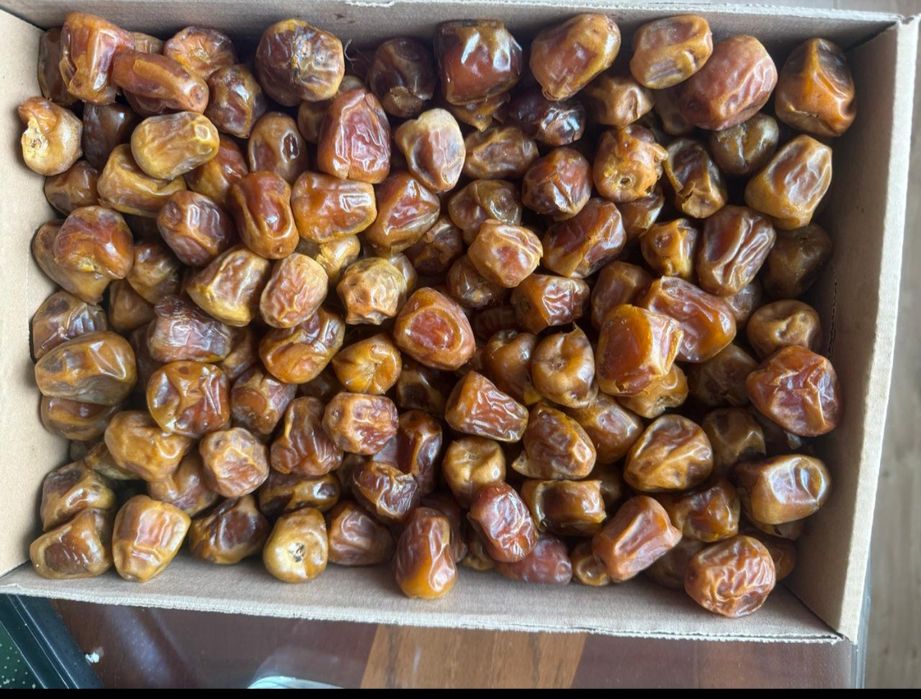 Финики сатылады.