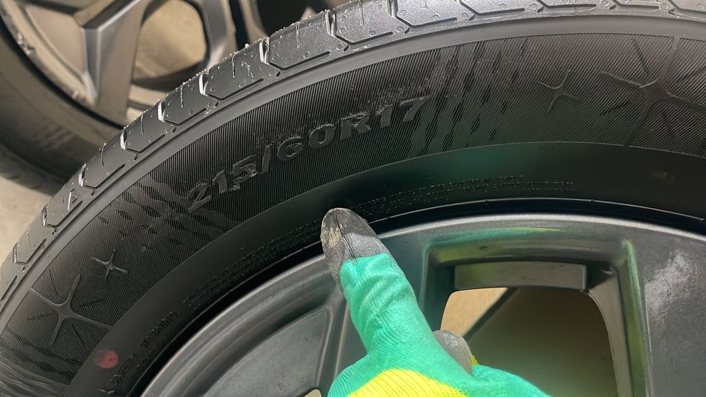 Продам диски + шинами (ЛЕТО) б/у оригинал.