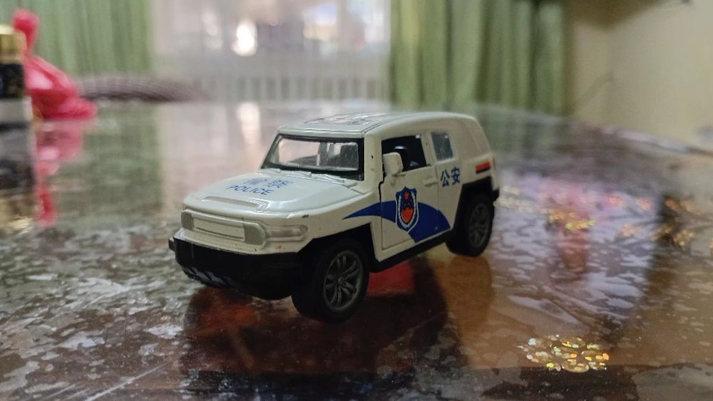 Металлическая полицейская машинка — Jeep / Toyota FJ Cruiser 1:32