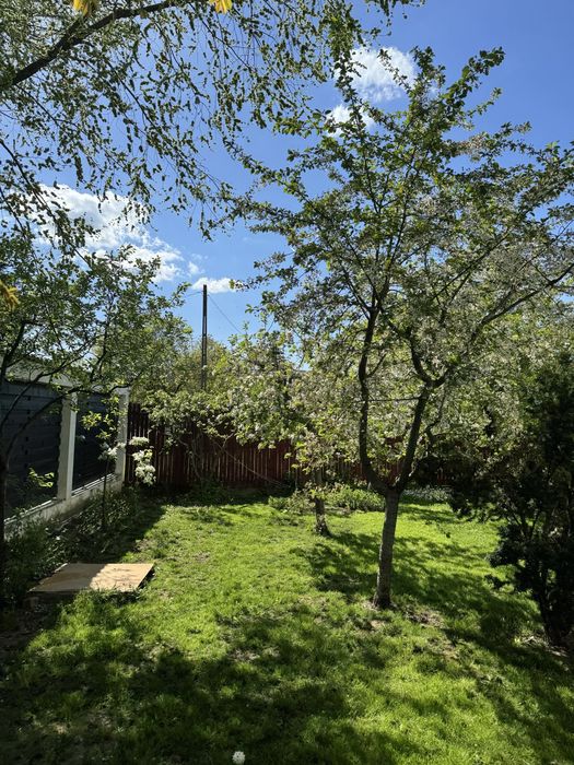 Vand casa cu piscina , teren 1000 mp, la 100 m de lac