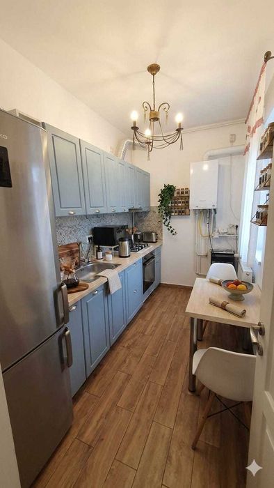 Ap de inchiriat 3 camere, curte si centrala proprie zona 13 Septembrie