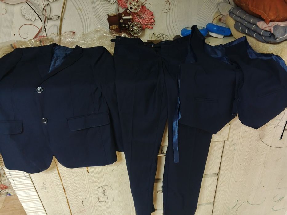 Школьный костюм новый