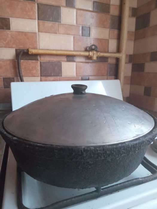 Продам сковороду с крышкой