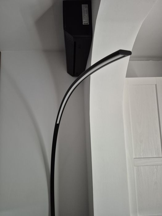 Lampadar led de podea din metal cu baza din marmura, nou.