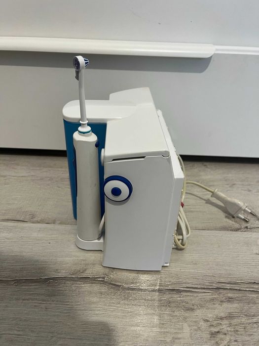 Irigator / Dus Bucal ORAL-B Oxyjet, 5 trepte de intensitate, 4 capete intradentare, 600ml,slot Incarcare periuta electrica