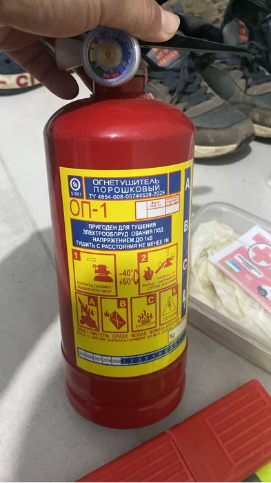 Комплект для авто огнетушитель автоаптечка
