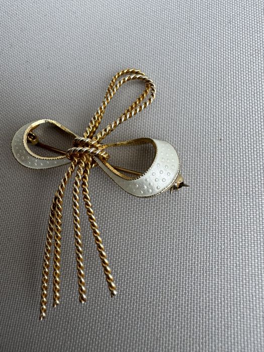 Brosa scandinava argint si email