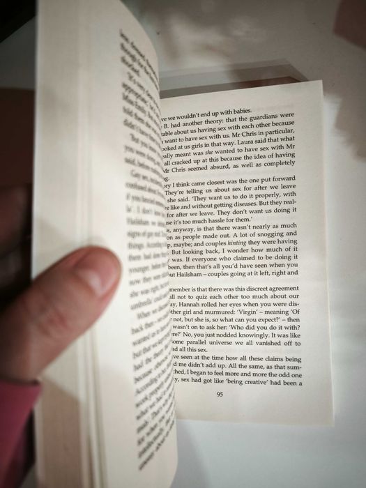 Книга Kazuo Ishiguro - Never let me go