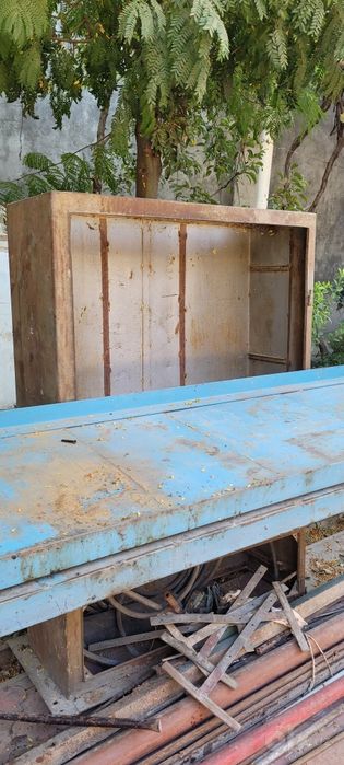 Продаётся металлические столы и шкаф