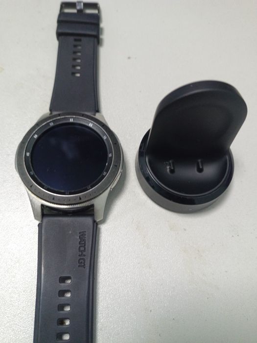 Продавам Samsung Galaxy watch SM-R800