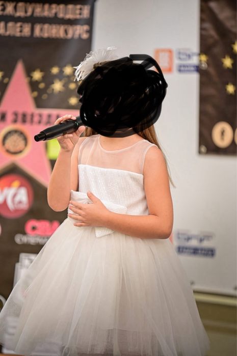 Бяла рокля с аксесоари към нея