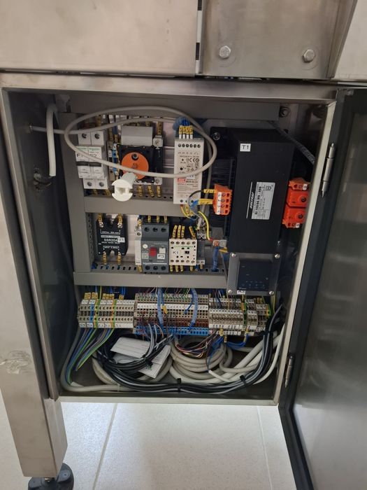 Машина за запечатване на кофички с алуминиево фолио