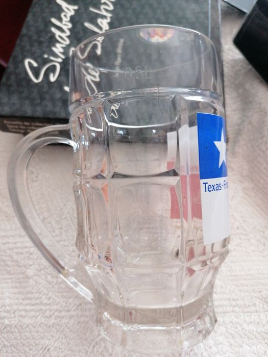 Чаши и чиния ваза червено стъкло и порцеланов сервиз за чай