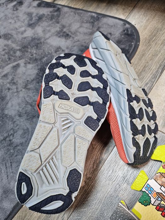 Vând Hoka one one