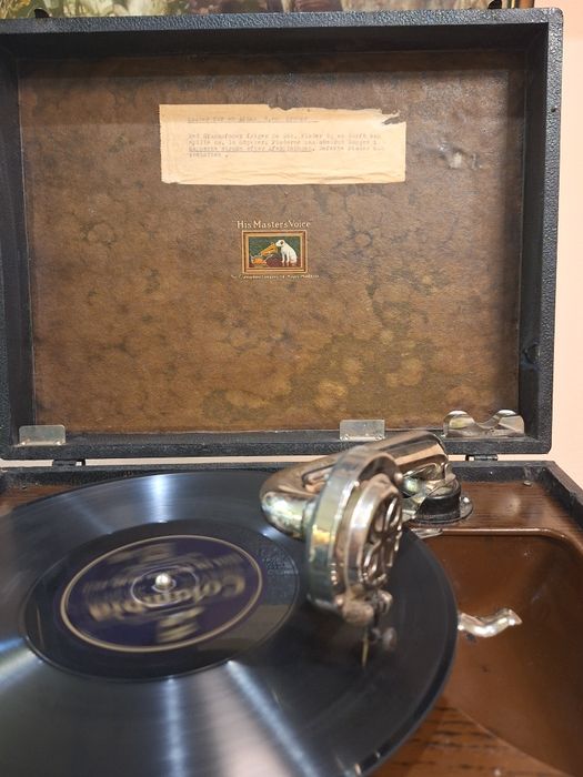 Ретро преносим грамофон с куфарче