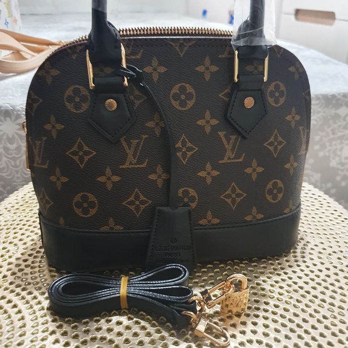 Genți de mâna si de umăr LV noi nouțe preț 200 ron buc.