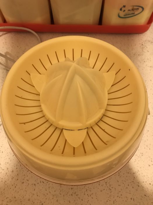 Продам соковыжималку для цитрусовых фруктов. Состояние отличное.