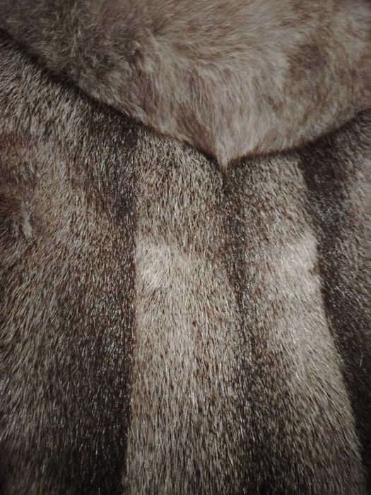 Шубка натуральная для девочки !