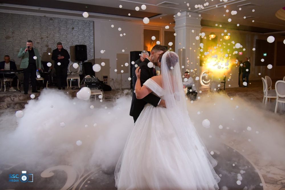 Baloane de fum albe dansul mirilor